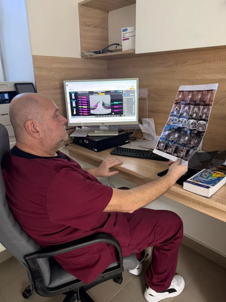 Лікар проводить діагностику